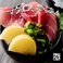 ■マグロとたくあん旨味たっぷりのまぐろに、食感のアクセントとなるたくあんを合わせたやみつき必至の海鮮丼。濃厚なまぐろの味わいに、たくあんの程よい塩味とパリパリ食感が絶妙に重なり、最後まで飽きずに楽しめます。