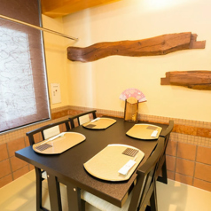 【完全個室完備しております】和の情緒と洗練さを併せ持つ、和モダンな個室を3部屋ご用意。各々4名様までに対応しており、間仕切り調整で最大12名様までご利用可能です。人数等は、お気軽に店舗までご相談くださいませ。