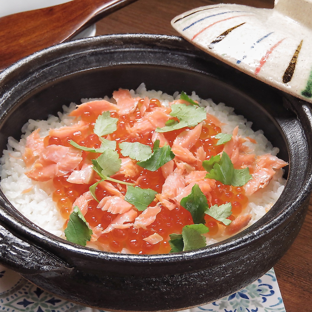 人気メニュー《鮭といくらの炊き込みご飯》
