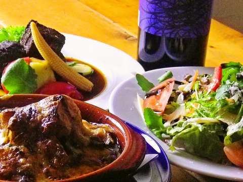 スペイン産ワインと洋食をメインにした豊富なメニュー。手頃価格の料理にお酒が進む。