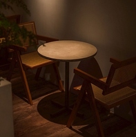 夜はシックなカフェバーに