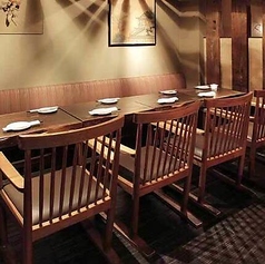 片側がソファー席になっている、5名様から最大10名様まで利用可能なテーブル席です◎一つのエリアで半個室感があり、ゆったりと寛げます。グループでの食事やカジュアルな飲み会に最適です♪