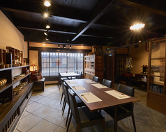 入口にはいってすぐの靴を脱がないテーブル席。