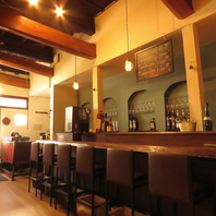 くつろげる開放感のカウンター席