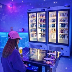 レトロゲームをプレイしながらビールを楽しめるテーブル席をご用意！