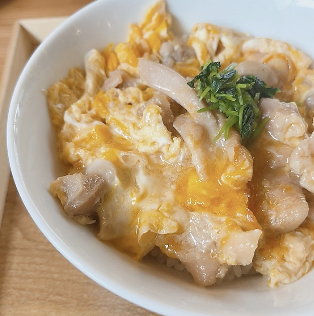 華味鳥のもも肉と築上鶏卵の玉子を使用　玉子とろとろ親子丼　素材にこだわりました