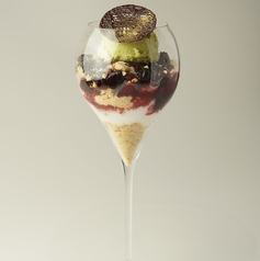 パフェとノンアルコールカクテルでカフェ利用も