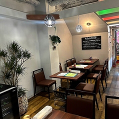 お席は繋げてご利用いただくことも可能です。10名様以上などの団体様もお気軽にご相談ください。