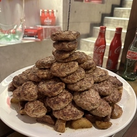 圧倒的肉の山！24個のハンバーグピラミッド！