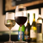 世界各国のワインがズラリ。グラスは赤・白・泡の常時9種♪ボトルは30種以上の品揃え。