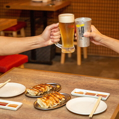 会話が弾むにぎやかな店内。話好きの店員ばかりなので、あちこちで笑い絶えない店内。店員とお客様、そして隣り合わせたお客様同士など店内一体になった雰囲気が、常連さんが気に入っていただいているポイント。