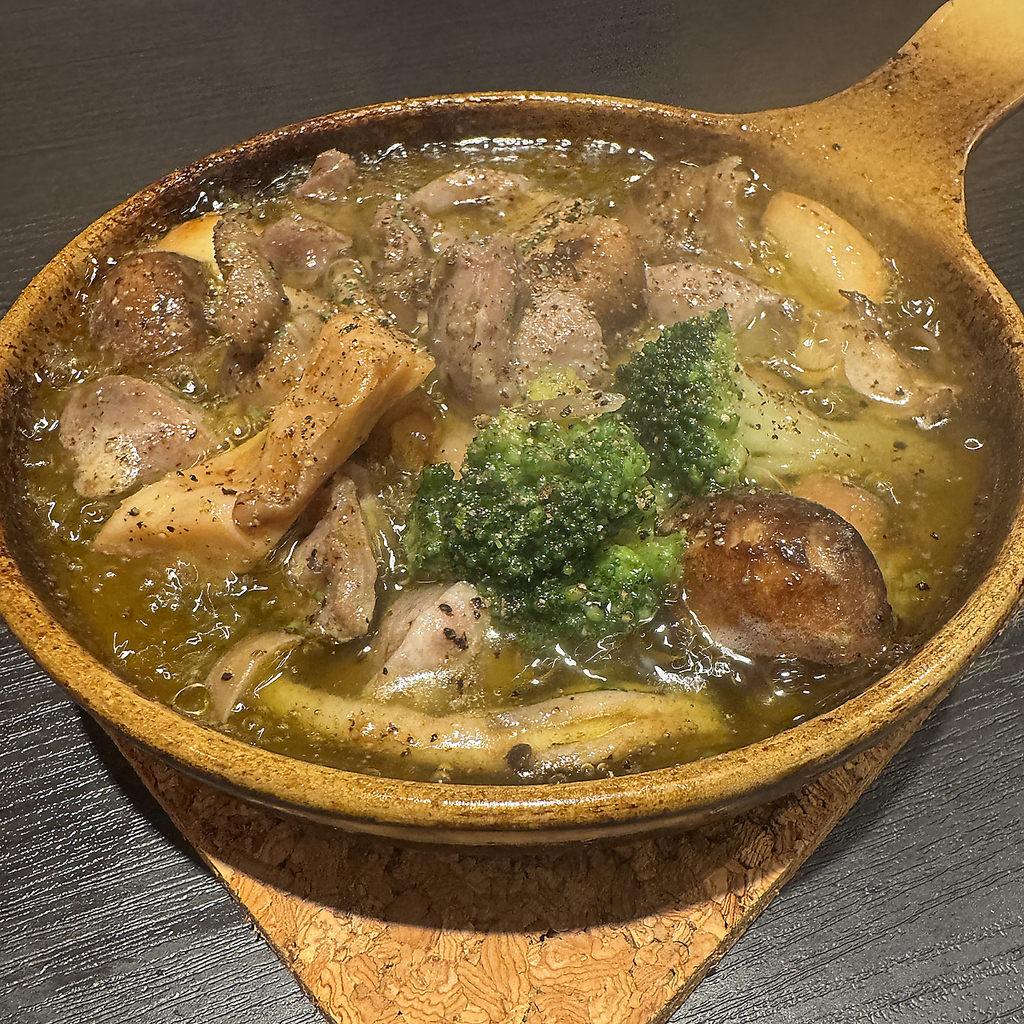 熱々で食べて頂きたい「砂肝ときのこのアヒージョ」密かに人気なんです。