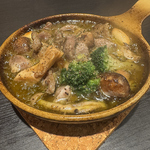 熱々で食べて頂きたい「砂肝ときのこのアヒージョ」密かに人気なんです。