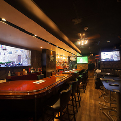 総席数26席の店内は、10名様から最大26名様までの少人数貸切に対応しています。レイアウトも相談可能で、カラオケ設備も完備しているため、会社宴会や二次会、お祝い事にもぴったりです。貸切ならではのプライベート空間で、周りを気にせず最高に楽しいひとときを演出いたします。詳細はお気軽にお問い合わせください。