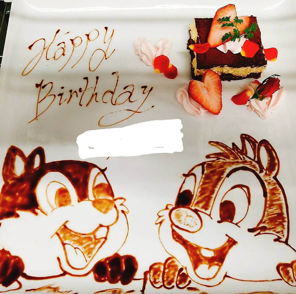 ご要望にお応えし、イラスト付きデザートプレート大好評♪　誕生日・記念日は特大パフェでお祝い♪