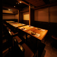 ここはまさに宴会のステージ！温かみのある照明が心をほぐし、ゆったりとした空間でくつろぎながら、仲間との会話も弾むこと間違いなし！仕切りを外してテーブルを繋げることで、大人数でも一体感バッチリ♪会社の宴会や仲間との飲み会に最適です！和の情緒感じられる雰囲気なか、楽しい宴会・飲み会をお楽しみください！