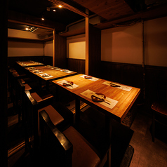 ここはまさに宴会のステージ！温かみのある照明が心をほぐし、ゆったりとした空間でくつろぎながら、仲間との会話も弾むこと間違いなし！仕切りを外してテーブルを繋げることで、大人数でも一体感バッチリ♪会社の宴会や仲間との飲み会に最適です！和の情緒感じられる雰囲気なか、楽しい宴会・飲み会をお楽しみください！