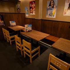 4名掛け×2 2名掛け×1 少人数での飲み会から中規模のご宴会まで柔軟に対応可能なテーブル席です。グループ利用に最適で、席を繋げれば最大10名様まで皆様ご一緒にテーブルを囲んでお食事をお楽しみいただけます。