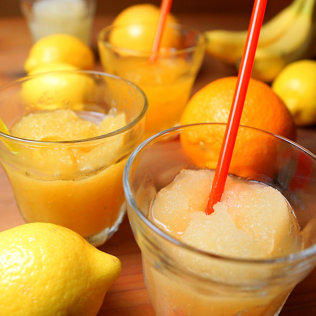 果実のシャリシャリサワーは全10種類のフルーツからお選びいただけます。女性にもおすすめの一品♪