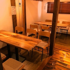 店奥のテーブル席。友人のダイニングに来たような落ち着く空間です。