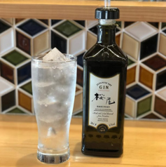 焼き鳥やおつまみに合う桜尾ジンもございます