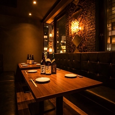 3~6名様用のテーブル席をご用意♪ご利用人数や目的に応じて、その日最適なお席をご案内いたします。友人同士のお食事、会社帰りの飲み会、ちょっとした打ち合わせにも◎温もりある個室空間で、名物の炭火焼鳥や鶏餃子、飲み放題付きコースなど、充実のラインナップをゆったりとご堪能ください。