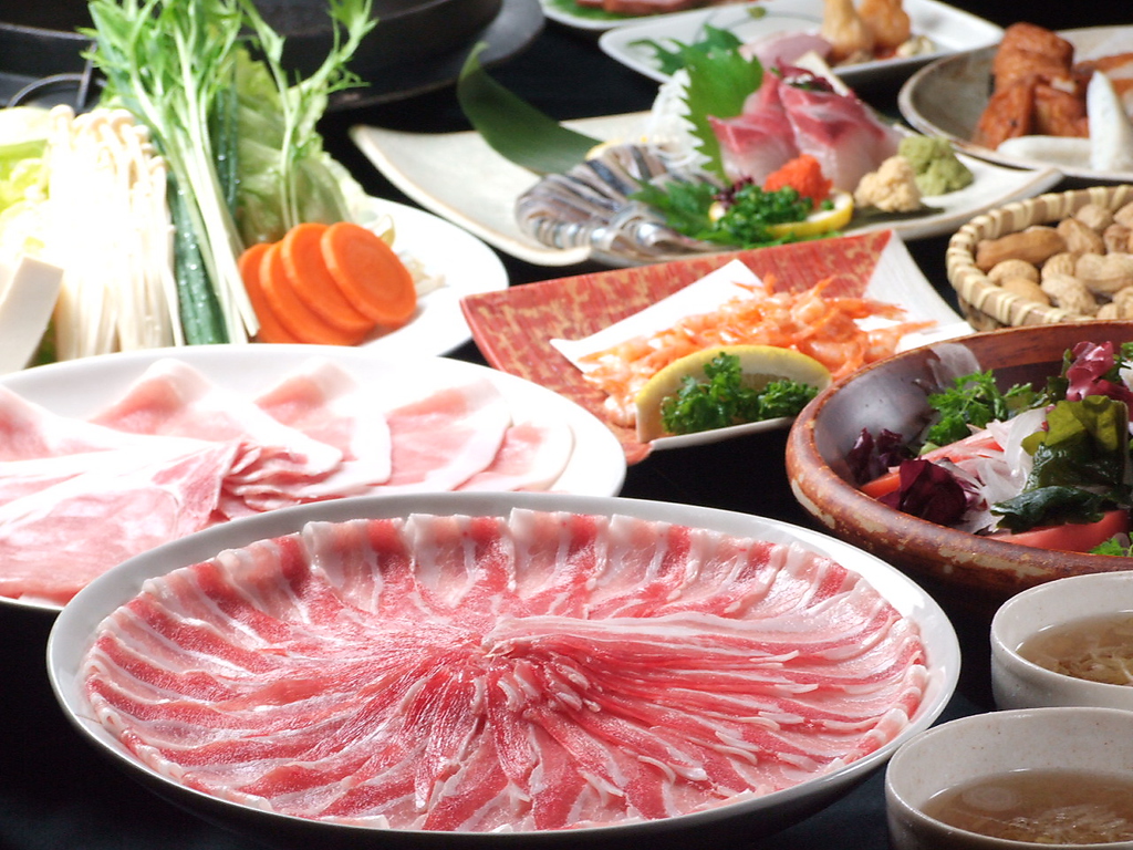 極上の黒豚を出し汁につけて食べるしゃぶしゃぶは看板メニューです♪