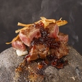 料理メニュー写真&nbsp;黒毛和牛ヒレ肉の 陽炎石焼き ～玉葱をじっくり煮詰めた赤ワインのソースで～