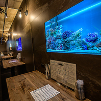 「水槽が見える癒しの特等席、予約受付中」