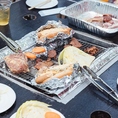 【着火炭、網、プレート】・卓上の炭は着火済み。　炭の追加はスタッフまで。・焼き網40×30cm 1枚/1テーブル・アルミプレート（鉄板がわり）1枚/1テーブル※受付まで