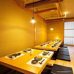居心地の良い宴会向けのテーブル席。テーブルを囲んで顔を合わせやすく、会社宴会や仲間との飲み会にもぴったりです。料理とお酒を囲んで賑やかな宴会・飲み会をゆったりとお楽しみいただけます。