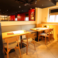 和庭園を思わせるような情緒あふれる店内。ソファー席、テーブル個室、カウンター席と多種多様なお席をご用意しておりますので、さまざまなご利用シーンにご利用いただけます。