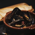 料理メニュー写真 ムール貝のオチガビワイン蒸し（クラッカー付き）