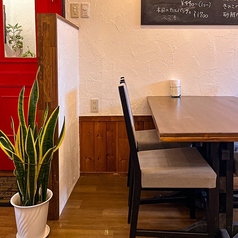 温かな灯りに包まれたテーブル席は、2人の距離を自然と近づけてくれる心地よい空間。肩肘張らず、それでいて特別感のあるひとときが流れる店内は、記念日や大切な人とのディナーにもぴったり。料理をシェアしながら、会話とワインが進む大人の時間をお楽しみください。