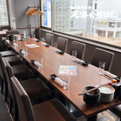 会社のご宴会や仲間との飲み会に、いつもと違う特別な空間はいかがですか?天海のろばたの窓際掘りごたつ席は、最大32名様までご利用可能です