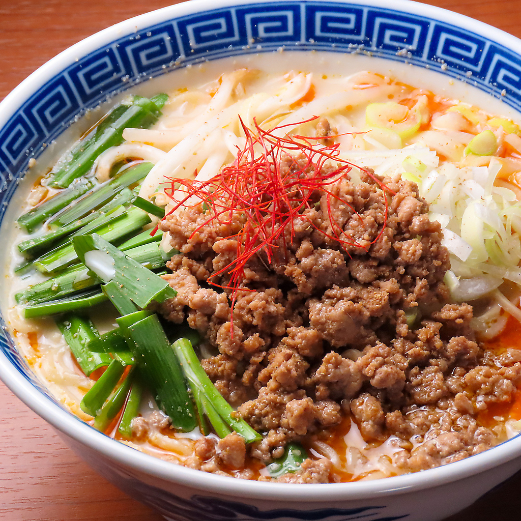 濃厚な白胡麻の香りと豆乳のまろやかさが広がる一杯。お酒のシメにも大人気な、大満足の担々麺です。