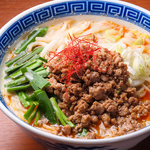 濃厚な白胡麻の香りと豆乳のまろやかさが広がる一杯。お酒のシメにも大人気な、大満足の担々麺です。