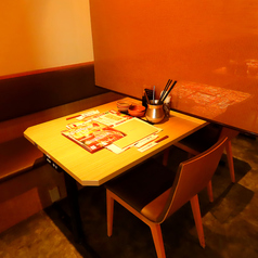 清潔感ある明るい雰囲気の店内♪仕切りがあるのでプライベート感覚でくつろげます
