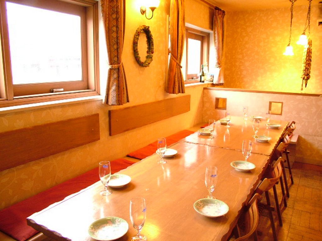 個室もあり。8～12名で貸切できる。会社の課ごとの宴会や、仲間との小さな集まりにピッタリ！