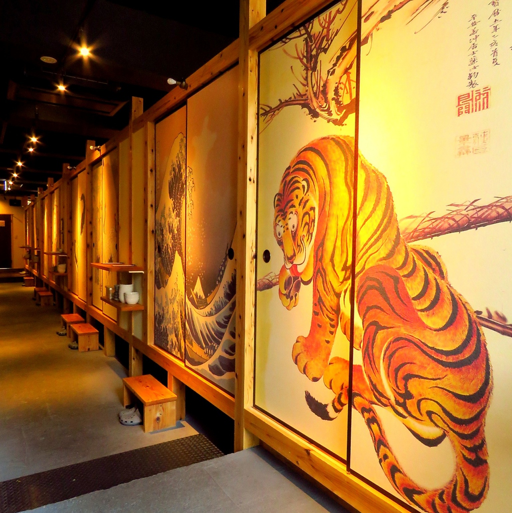 襖に描かれたイラストは迫力満点！全部つなげると最大60名までの貸し切り宴会もOK