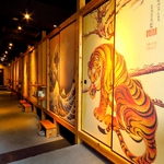襖に描かれたイラストは迫力満点！全部つなげると最大60名までの貸し切り宴会もOK