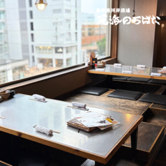 開放的な窓から仙台の街並みを一望できる、天海のろばたの窓際席。足を伸ばしてゆったりとくつろげる掘りごたつで、新鮮な海の幸と美味しいお酒をご堪能いただけます。