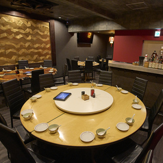 【1階テーブル】当店1階にテーブル席をご用意。活気あふれるフロアで、お料理を気軽に楽しみたい方におすすめです。お仕事帰りのサク飲みや、少人数での食事など様々なシーンでご利用いただけます◎