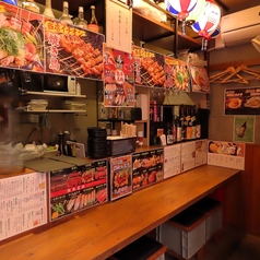 お一人様でも周りを気にせずリラックスできる、居心地の良いお席をご用意しております♪サクッと飲みたい時や、自分のペースでじっくりとお酒や料理と向き合いたい夜にぴったり◎大衆酒場ならではの温かい接客と活気ある雰囲気で、一人飲み初心者の方でも安心してお過ごしいただけます！お仕事帰りの一杯にぜひどうぞ。