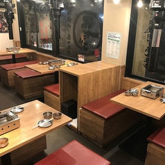 ふたご屋は、韓国焼肉の魅力を存分に楽しめる活気ある店舗です。明るくにぎやかな雰囲気の中、肉の専門家があなたの好みにぴったりの焼き加減でお肉を仕上げます。友人との食事や、同僚との宴会に最適な場所で、笑顔と美味しい料理が溢れています。特別なひとときを演出するための理想的な選択肢です。