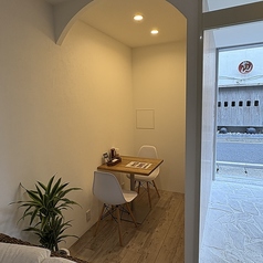 2名様掛けのテーブル席を2席ご用意しました！少人数での会話を楽しむのに最適なスペースです。会社仲間やご友人との気軽な宴会や二次会にぜひご利用ください。アットホームな雰囲気の中で、リラックスしたひとときをお過ごしいただけます。美味しい料理を囲んで、心温まる会話が生まれる瞬間をお楽しみください！