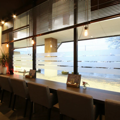 カウンター席は全6席ございます。大きな窓から差し込む自然光が心地よい雰囲気で、開放感を感じながら食事を堪能いただくことができます♪席は隣の人との距離もあり、リラックスしながら会話を楽しむことができます♪また、シンプルで洗練されたデザインのテーブルは、料理を引き立ててくれて、目でも楽しませてくれます。