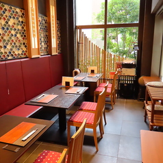 テーブル席は最大１５名まで可。X最大宴会人数はもちろん、少グループの飲み会にもおすすめです。お一人様でもカップルでもお楽しみいただけます。おひとり様でもお気軽にご利用ください。お酒の種類はスタッフまでお気軽にお問い合わせください。