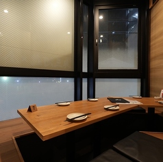 全席扉付きの完全個室を徹底。プライバシーを重視したい特別な夜や、感染症対策を意識されるお客様にも安心してお過ごしいただける環境です。