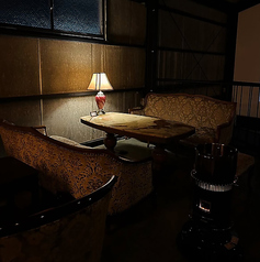 ふかふかのソファー席は2名様専用。親密な空間で、大切な人との会話を楽しむのに最適です。あたたかな照明に包まれたこの席で、リラックスしながら美味しい料理やドリンクをお楽しみください。